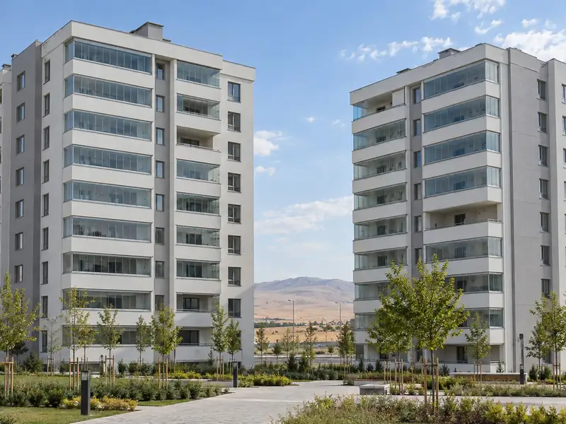 Orta katlı sitede parapet üstünden tavana camla kapatılmış balkonlar
